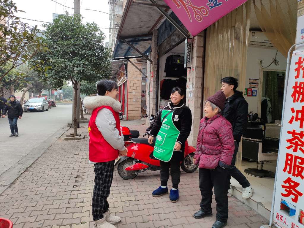 李市社区新时代文明实践站志愿者宣传垃圾分类