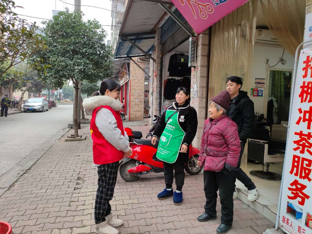 李市社区新时代文明实践志愿者宣传垃圾分类